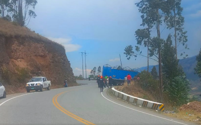 CHOQUE FRONTAL EN LA VÍA ABANCAY–CUSCO DEJA CINCO HERIDOS Y UNA CAMIONETA CAE A UN ABISMO